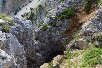 découvrez le vercors, un massif montagneux enchanteur en france, réputé pour ses paysages spectaculaires, ses activités de plein air et sa richesse en faune et flore. parfait pour les amoureux de la nature et les aventuriers en quête de nouvelles expériences.