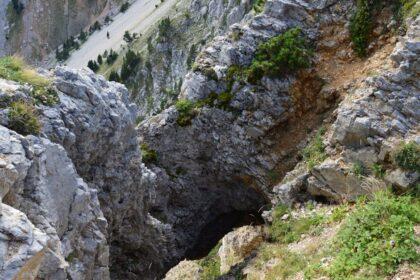 découvrez le vercors, un massif montagneux enchanteur en france, réputé pour ses paysages spectaculaires, ses activités de plein air et sa richesse en faune et flore. parfait pour les amoureux de la nature et les aventuriers en quête de nouvelles expériences.