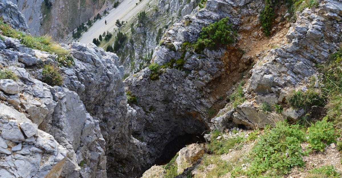 découvrez le vercors, un massif montagneux enchanteur en france, réputé pour ses paysages spectaculaires, ses activités de plein air et sa richesse en faune et flore. parfait pour les amoureux de la nature et les aventuriers en quête de nouvelles expériences.