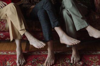 découvrez l'univers fascinant du fétichisme des pieds. explorez les différentes facettes de cette pratique et apprenez comment elle s'inscrit dans l'éventail des désirs et des curiosités humaines. un voyage intrigant au cœur des passions cachées.