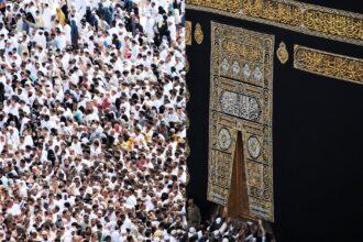 découvrez l'islam, une des grandes religions monothéistes du monde, fondée sur le coran et les enseignements du prophète mahomet. explorez ses croyances fondamentales, ses pratiques spirituelles et son impact sur la culture et la société à travers l'histoire.